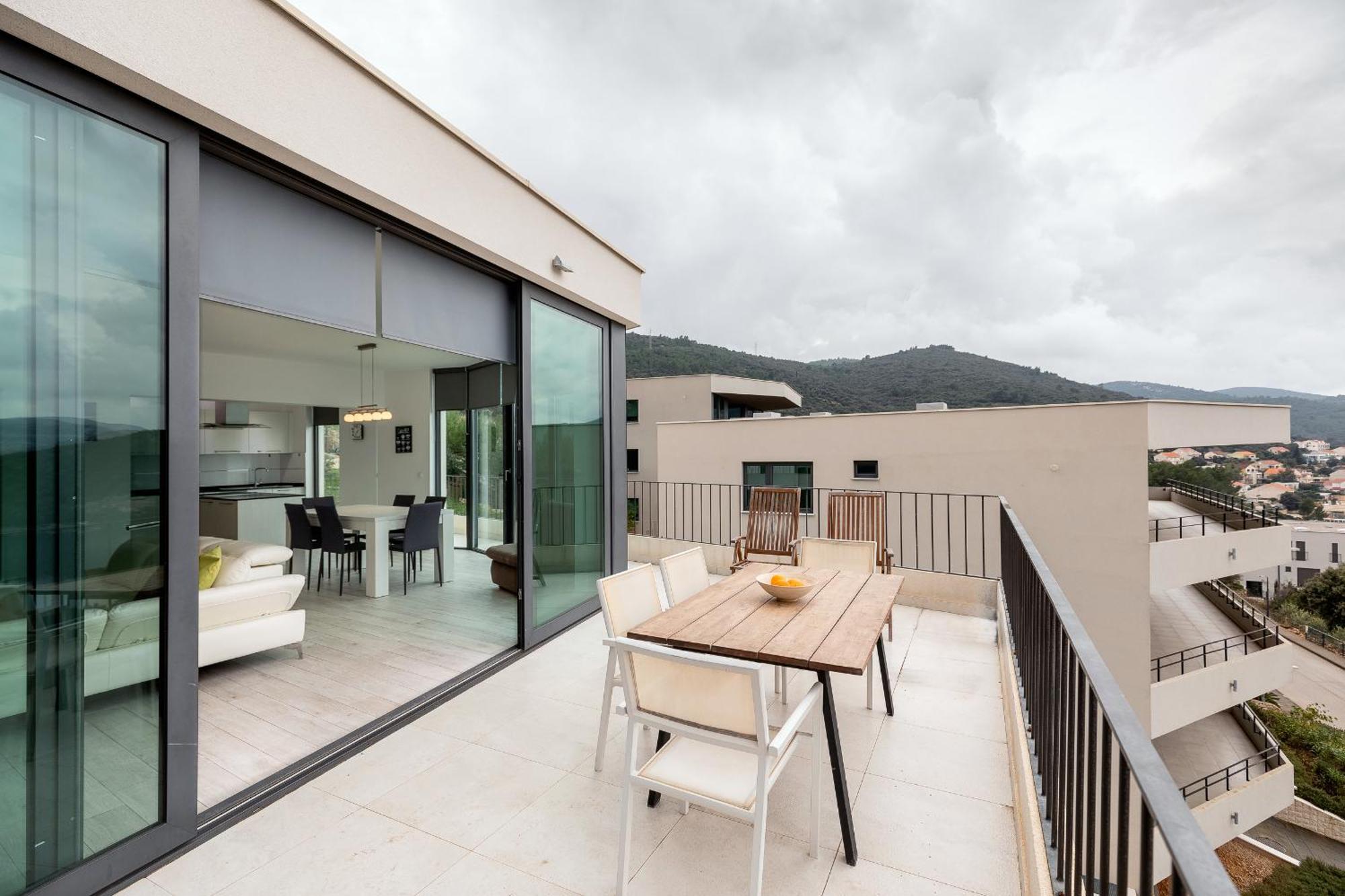 Luxury Apartment *