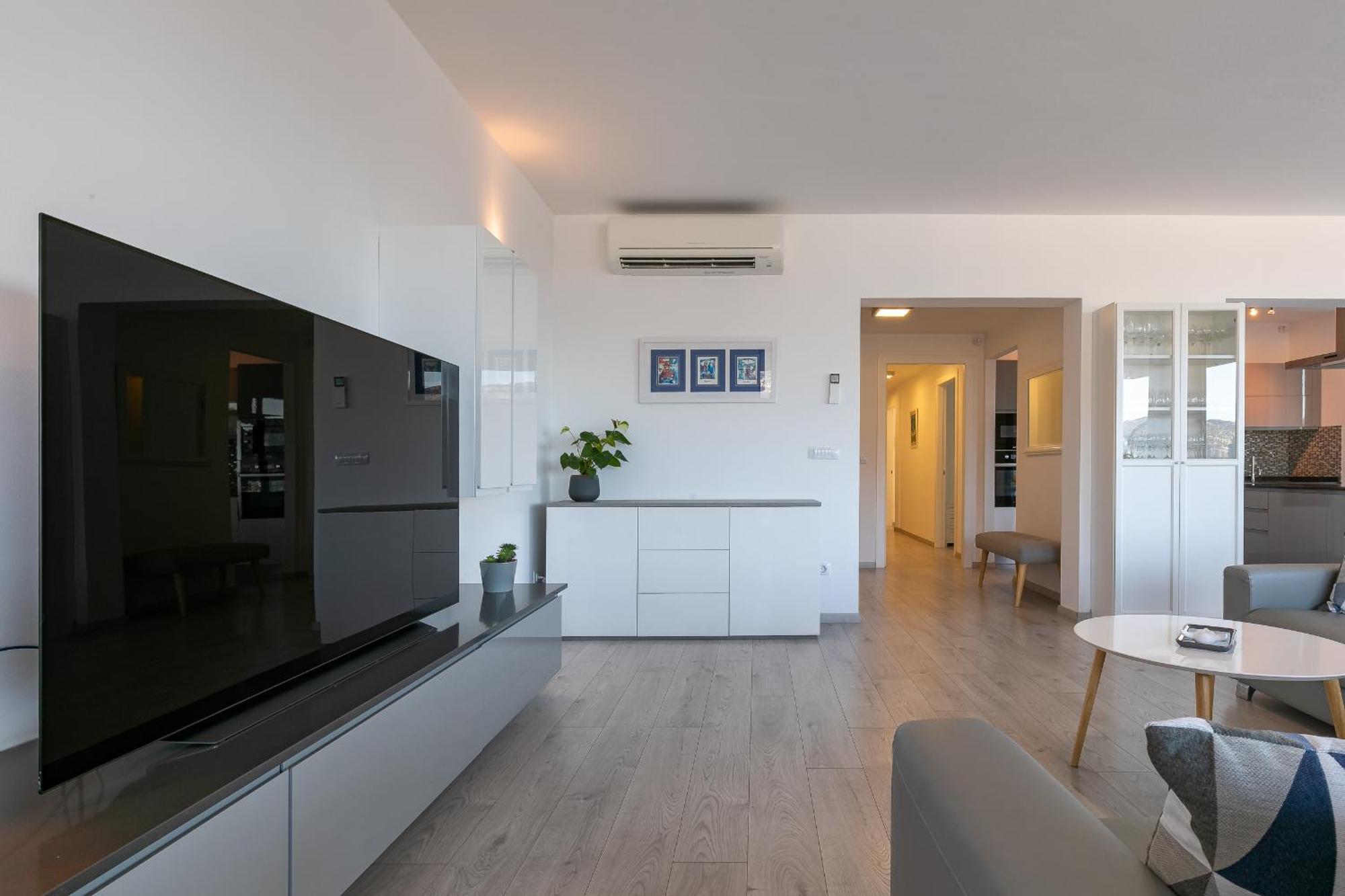 Luxury Apartment *