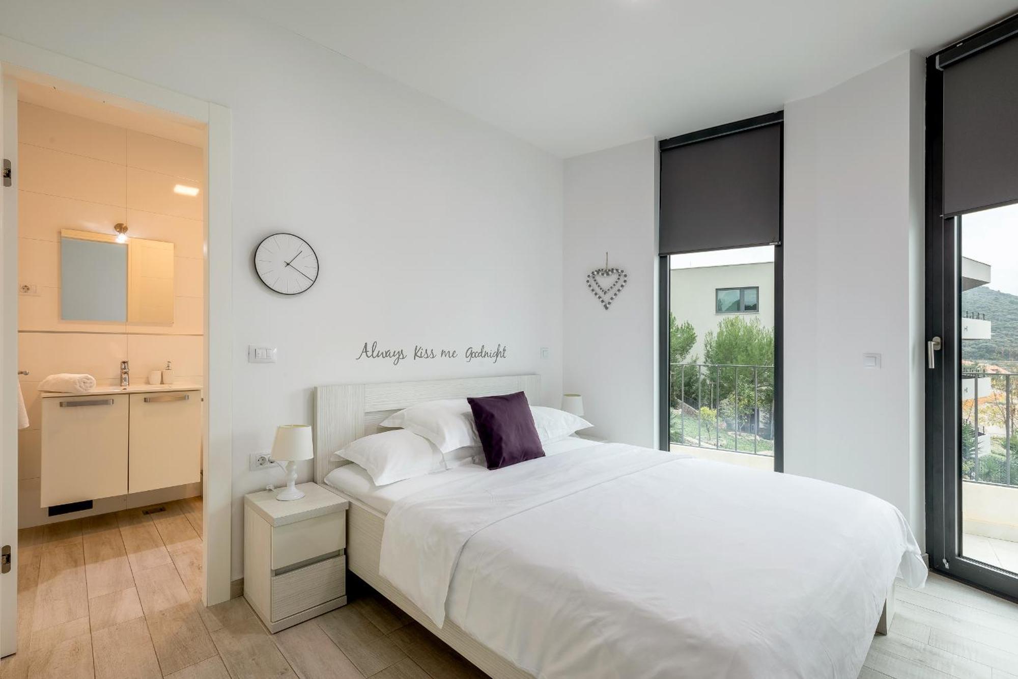 Luxury Apartment *