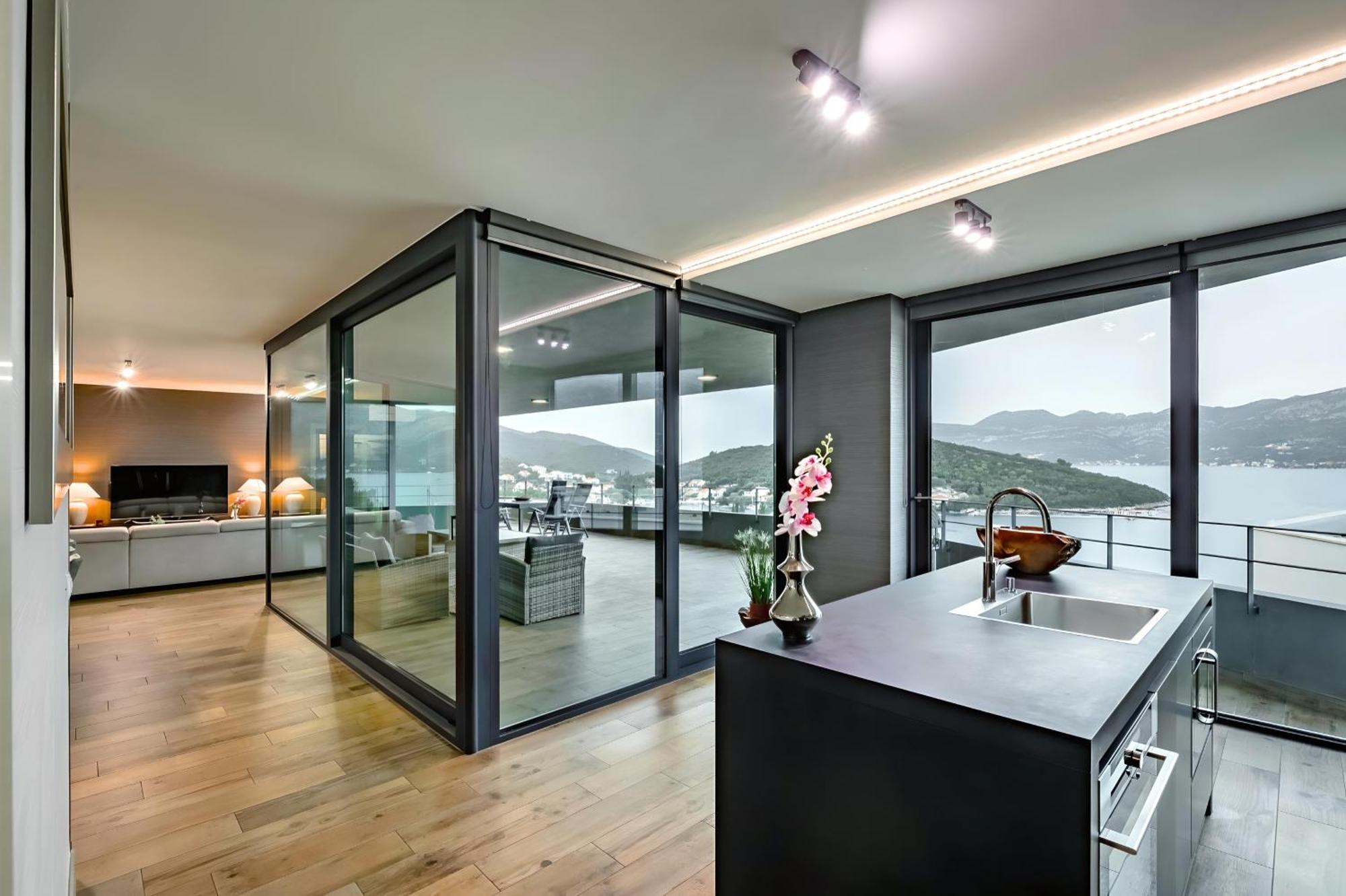 Luxury Apartment *