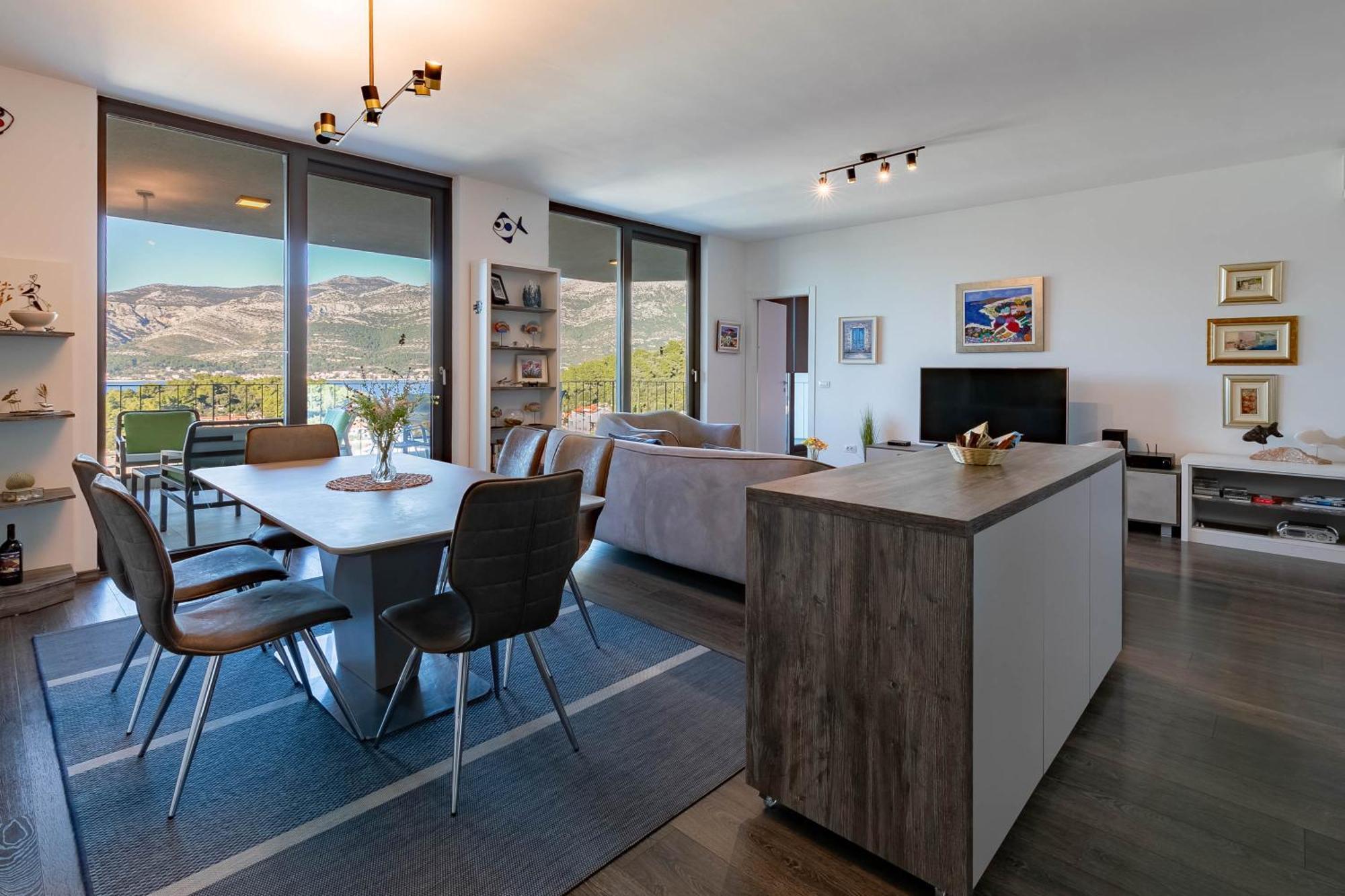 Luxury Apartment *
